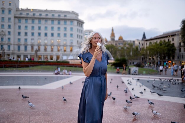 사진 도시 주변에서 시간을 보내는 아름다운 중년 여성