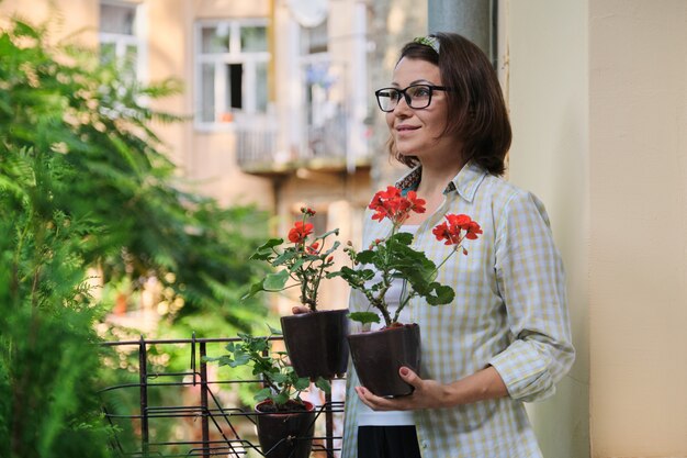 Как закрепить цветы на подоконнике с уличной стороны