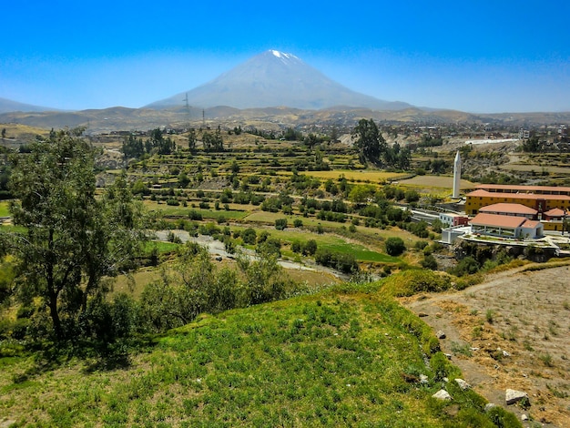 ペルーのアレキパにあるミスティ火山を背景にした美しい牧草地。