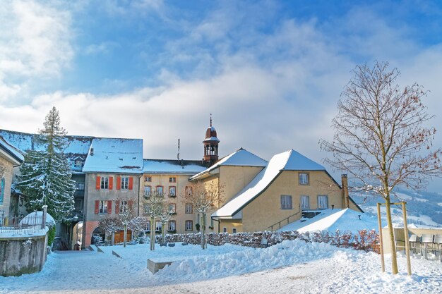 スイス、フリブール州のグリュイエールの町の美しい中世の建築物。町は有名なグリュイエールチーズにその名前を付けています