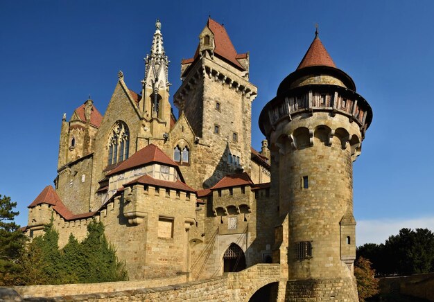 사진 베네 근처에 있는 레오벤도르프 마을에 있는 아름다운 중세 크루젠슈타인 성 (kreuzenstein castle) 오스트리아 유럽 가을의 날