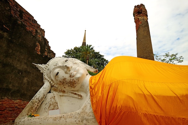 タイ、ワットヤイチャイモンコンの美しい中世の涅槃仏像