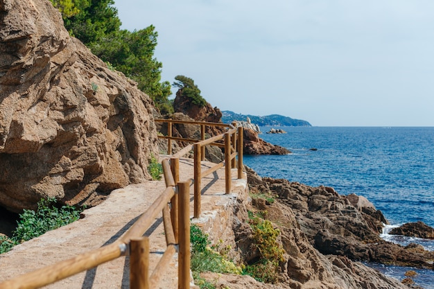 Фото Красивое побережье средиземного моря с бирюзовой водой около бланеса, коста брава, каталония, испания. летний пейзаж