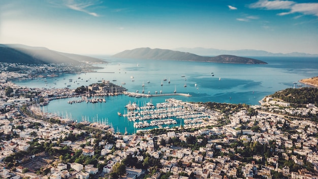 Foto bellissimo paesaggio marino mediterraneo bella città europea in stile greco sulla costa del mare d'estate