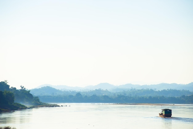 Photo beautiful mekong river mountain landscape