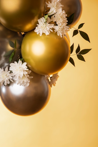 Photo beautiful metallic balloons with flowers