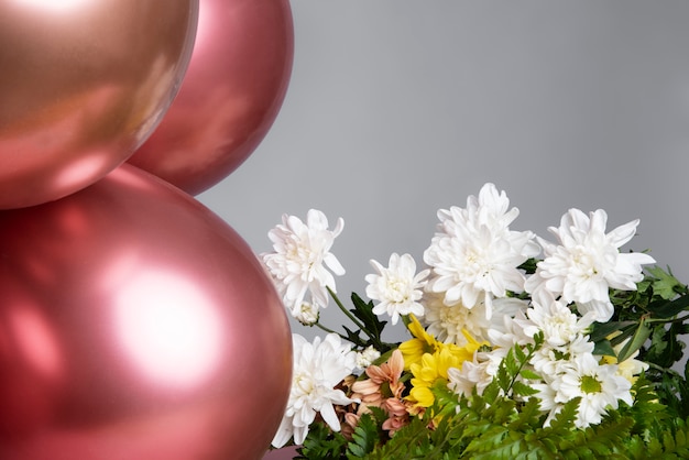 Photo beautiful metallic balloons with flowers