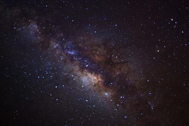 Красивый млечный путь на ночном небе Фотография с длинной выдержкой и зерном