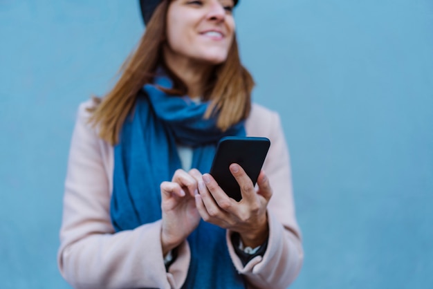 Foto bella donna millenaria che utilizza un telefono