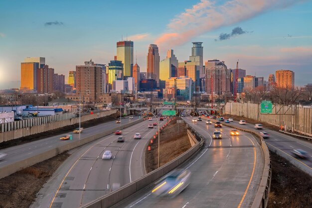 Photo beautiful minneapolis downtown city skyline with traffic light at sunset