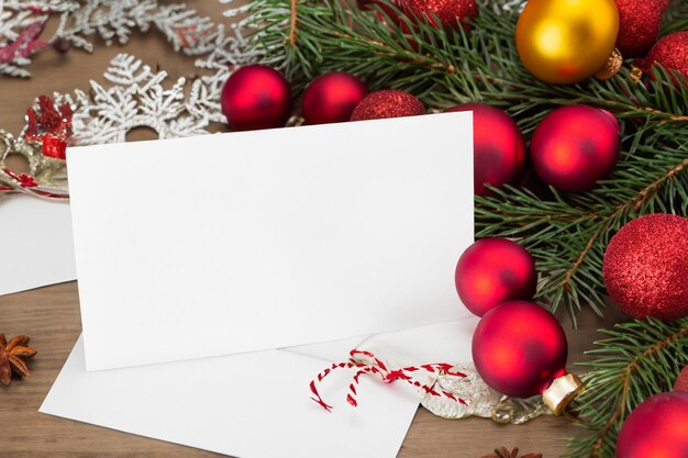 Photo beautiful mockup of a white card with christmas ornaments on the side of the card