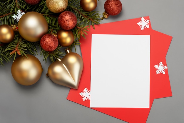 Foto bellissimo modello di un biglietto bianco con ornamenti natalizi sul lato del biglietto