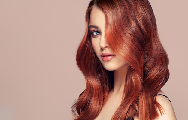 사진 긴 곱슬머리와 선명한 메이크업을 갖춘 아름다운 모델 완벽한 촘촘한 웨이브와 빛나는 빨간 머리