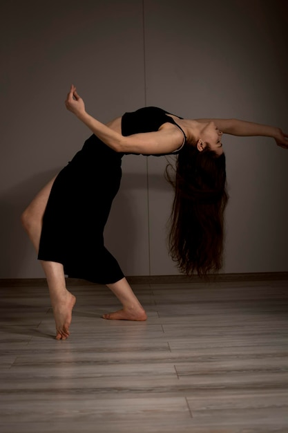 스튜디오에서 포즈를 취하는 발끝에 아름다운 현대 발레 댄서 극도의 유연성