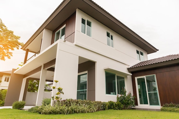 Photo beautiful modern house exterior with green grass