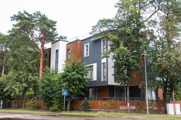 美しいモダンな家 緑に囲まれた家 伝統的な近代建築