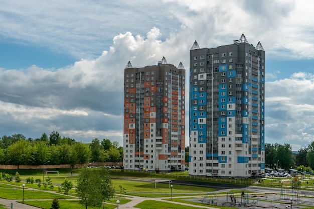 Красивое современное многоэтажное здание в новом районе города Место для жизни и ведения бизнеса в Европе