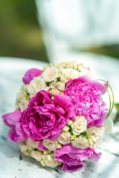 Foto bellissimo bouquet da sposa moderno