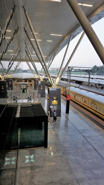 Photo beautiful modern world class interior architecture of sir m visvesvaraya terminal or smvb