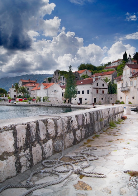 Bellissimo paesaggio estivo vista montenegro, città di perast