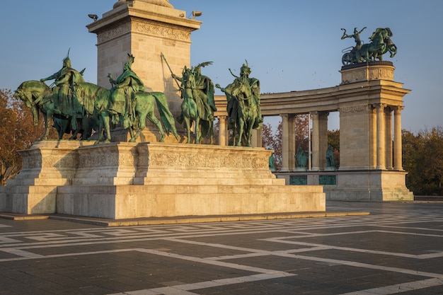 Красивые памятники на площади Героев в Будапеште в солнечный день