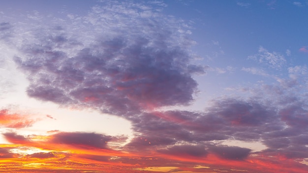 Bella mattina e nuvole colorate cielo crepuscolare fenomeno della natura sullo sfondo