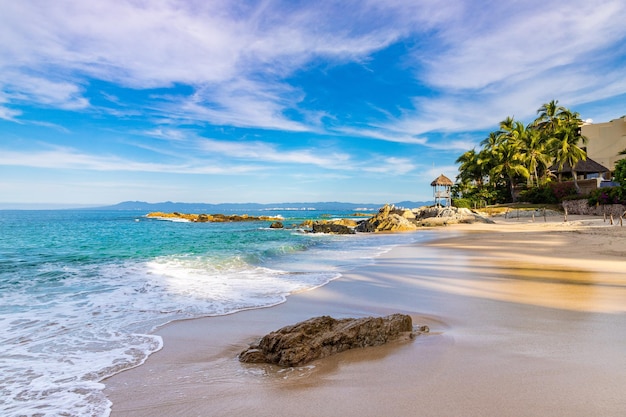 Foto bella mattinata sulla spiaggia di conchas chinas, puerto vallarta