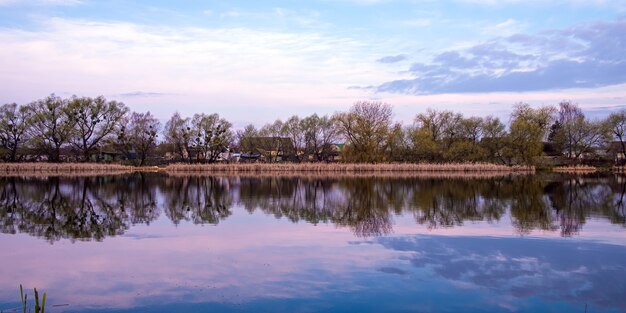 美しい朝の湖の風景