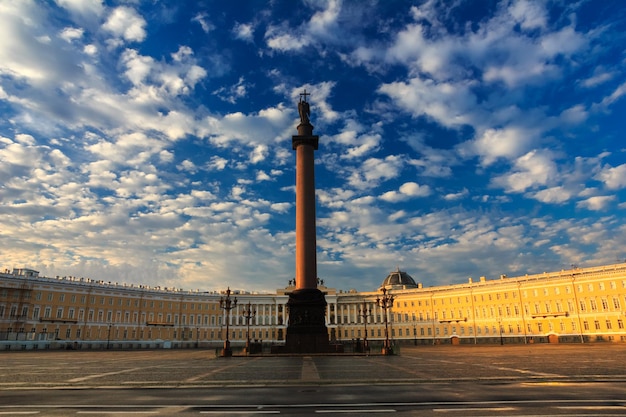 Красивое утреннее небо на дворцовой площади санкт-петербург россия