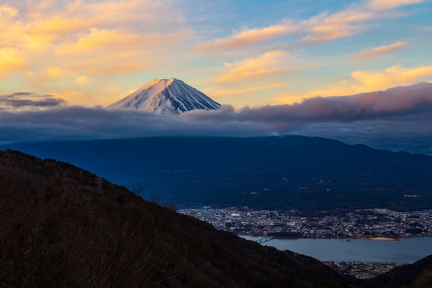 河口湖、富士山で美しい朝の日の出