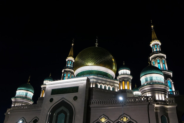 Красивая мечеть с подсветкой