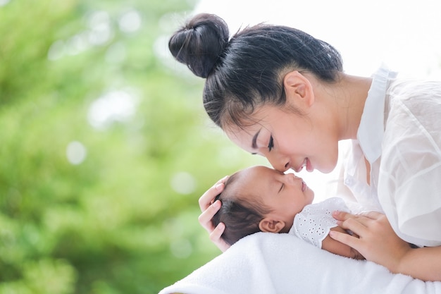 아시아 공원에서 아름다운 엄마와 아기