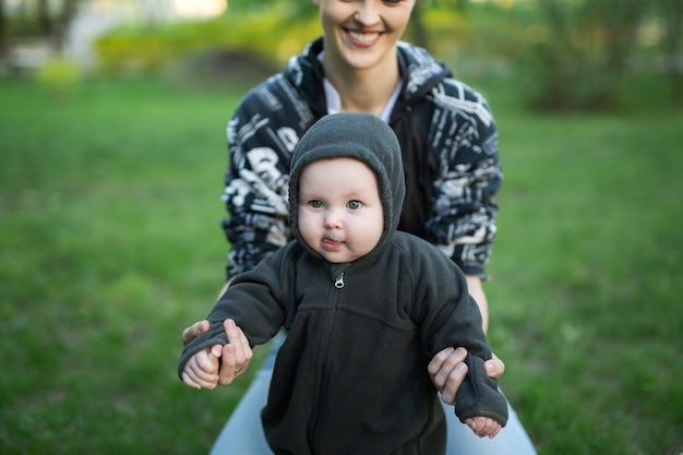 아름 다운 엄마와 아기 야외입니다. 자연. 공원에서 노는 뷰티 엄마와 그녀의 아이