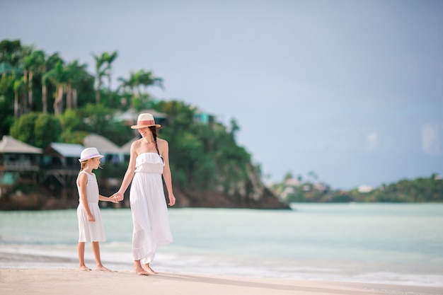 Красивая мама и дочь на карибском пляже