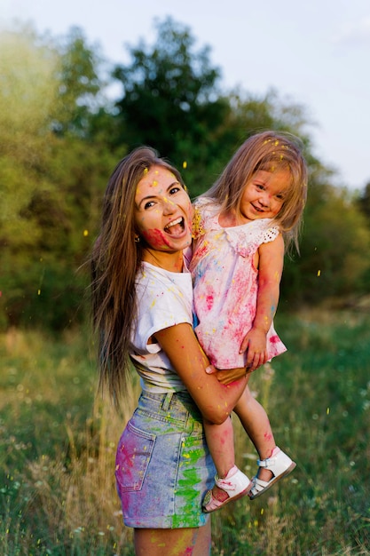 Photo beautiful mother and daughter playing together