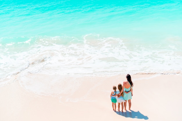 Bella madre e la sua adorabile figlioletta in spiaggia