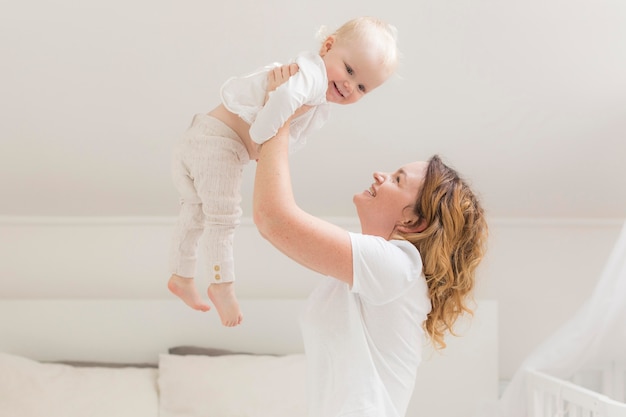 Photo beautiful mother playing with cute baby