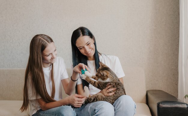 Bella madre con sua figlia. la famiglia è seduta nella stanza.