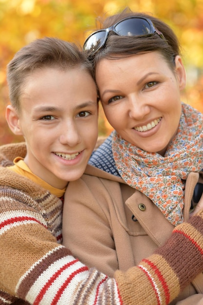 Foto bella madre con figlio nel parco autunnale