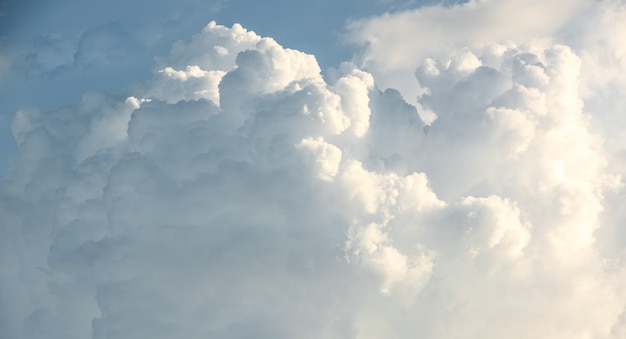 Bella forma di nuvola di sfocatura di movimento sul cielo blu