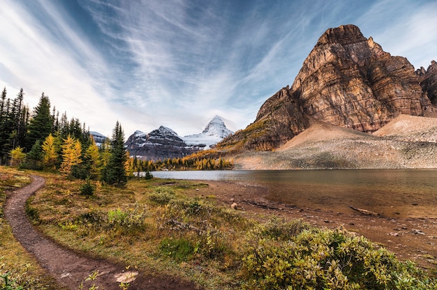 Photo beautiful mount assiniboine in autumn forest at provincial park, bc, canada