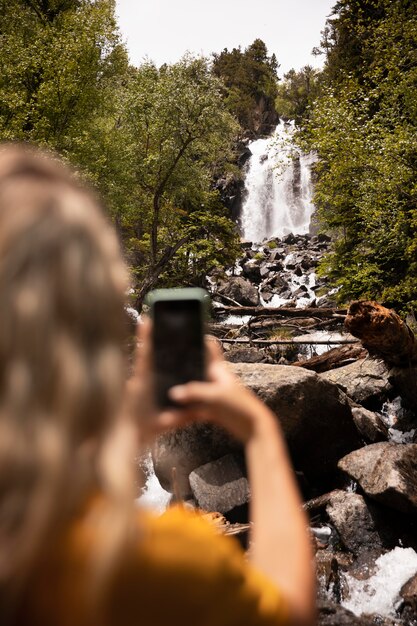 Foto bellissimo paesaggio di foresta di montagna