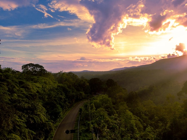 道路と美しい山の森の夕日の風景