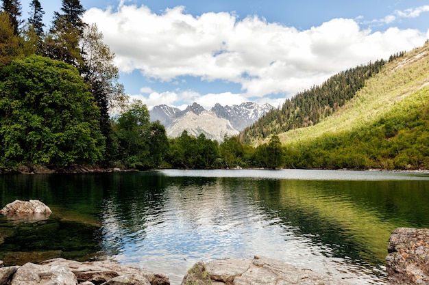 Bellissimo lago di montagna, laghi baduk