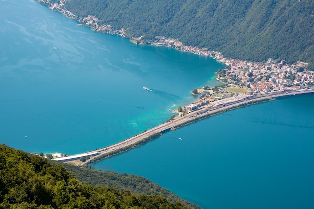 スイスの橋と美しい山の湖