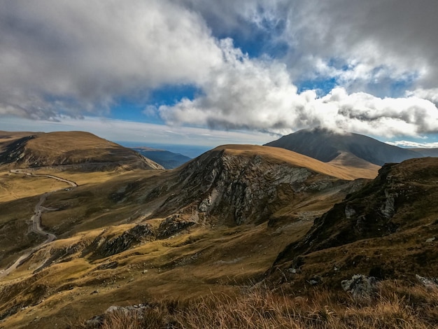 Красивый горный пейзаж в Карпатах в Румынии.