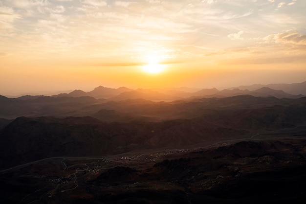 エジプトの美しい山の風景日の出のシナイ山からの眺め