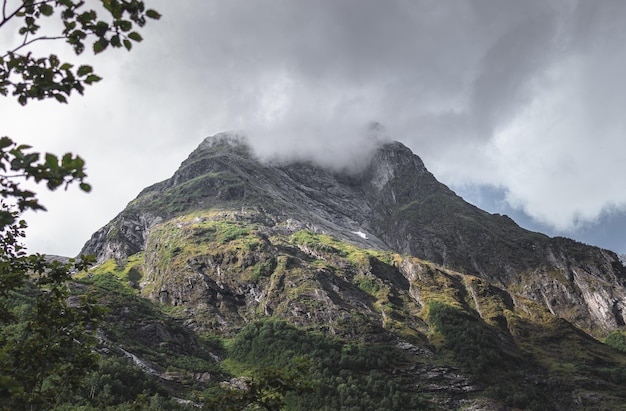 ノルウェーのロフォーテン諸島の美しい山の風景