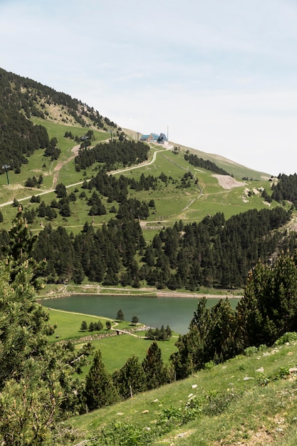 Foto bellissimo paesaggio di montagna in una giornata di sole