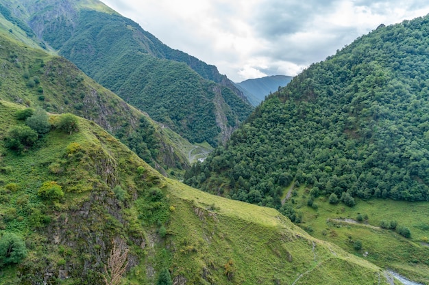 ヘヴスレティ川上流の美しい山の風景、ジョージアへの旅